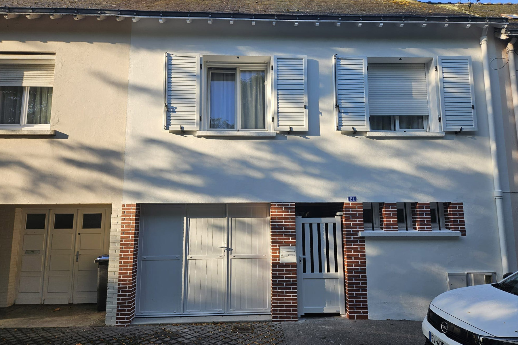 Pose d’un portail de garage et d’un portillon en PVC à Saint-Nazaire