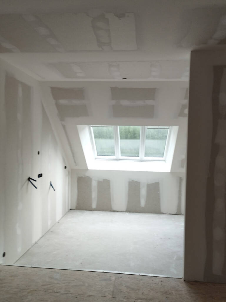 Réalisation de cloisons sèches en placo dans des combles aménagés