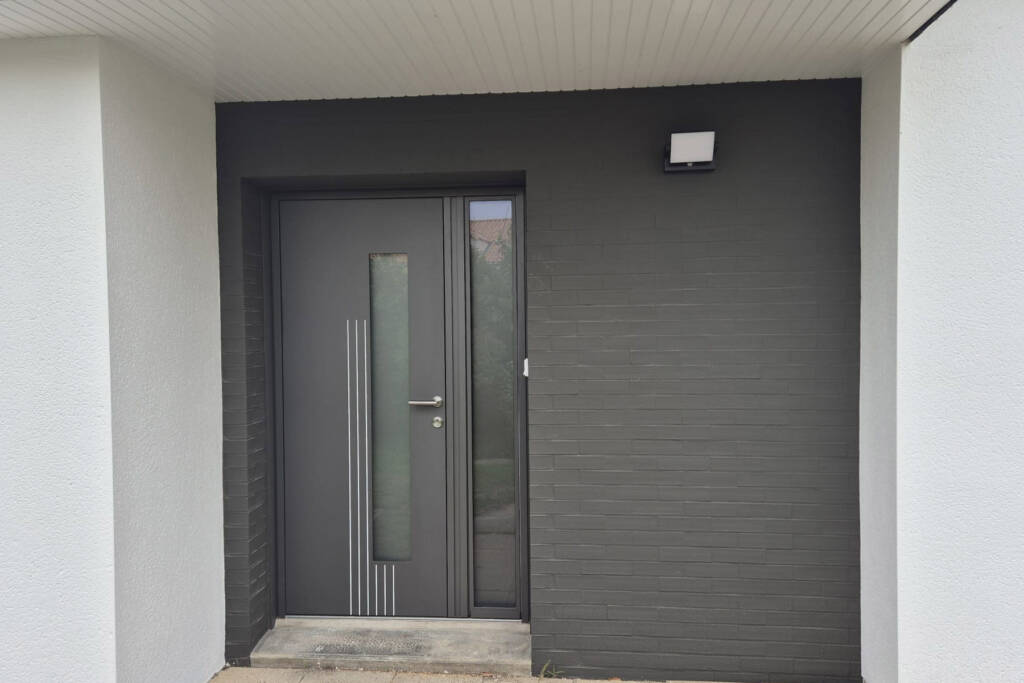 Porte d’entrée design posée dans une maison rénovée à Pornic